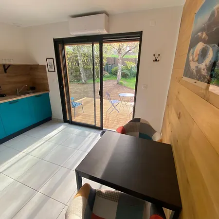 Modernes Avec Terrasse Et Ruisseau Au Pied Des Volcans D Auvergne אורסין