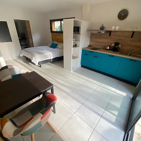 Modernes Avec Terrasse Et Ruisseau Au Pied Des Volcans D Auvergne אכסניה אורסין