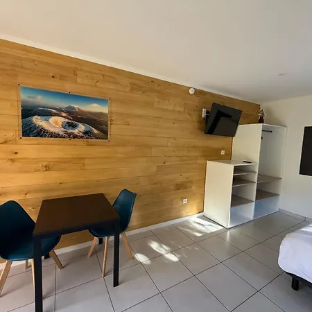 Modernes Avec Terrasse Et Ruisseau Au Pied Des Volcans D Auvergne אכסניה *