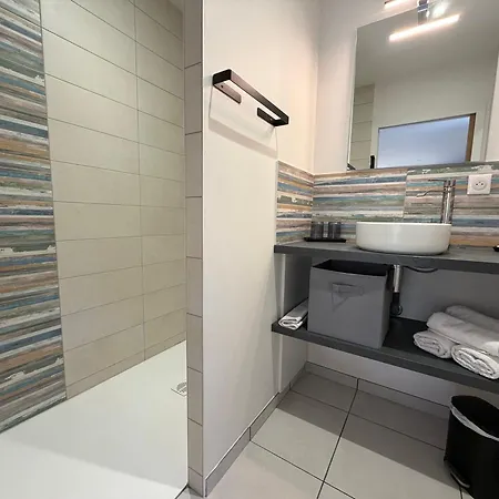 Modernes Avec Terrasse Et Ruisseau Au Pied Des Volcans D Auvergne אכסניה אורסין