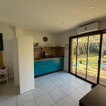 Modernes Avec Terrasse Et Ruisseau Au Pied Des Volcans D Auvergne