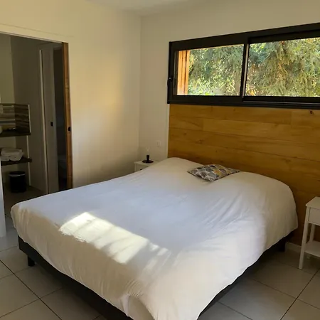 Modernes Avec Terrasse Et Ruisseau Au Pied Des Volcans D Auvergne אכסניה אורסין