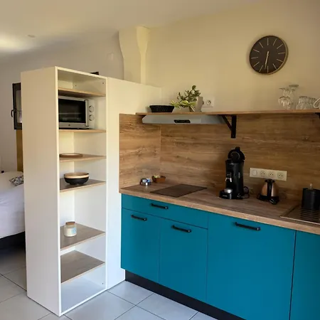 Modernes Avec Terrasse Et Ruisseau Au Pied Des Volcans D Auvergne אורסין