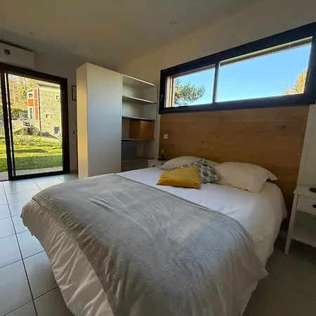 Modernes Avec Terrasse Et Ruisseau Au Pied Des Volcans D Auvergne