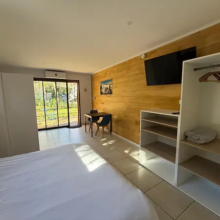 Modernes Avec Terrasse Et Ruisseau Au Pied Des Volcans D Auvergne *