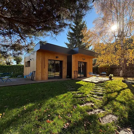 Modernes Avec Terrasse Et Ruisseau Au Pied Des Volcans D Auvergne אכסניה *