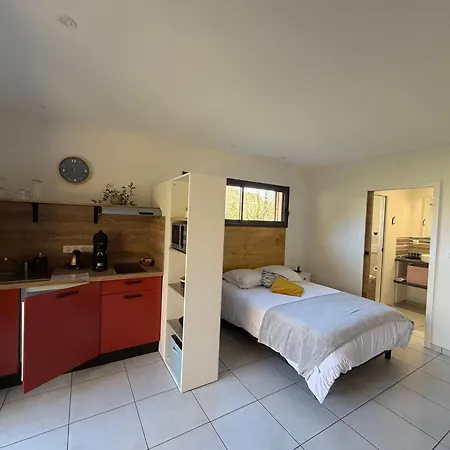 Modernes Avec Terrasse Et Ruisseau Au Pied Des Volcans D Auvergne אכסניה אורסין