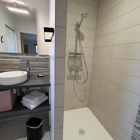 Modernes Avec Terrasse Et Ruisseau Au Pied Des Volcans D Auvergne