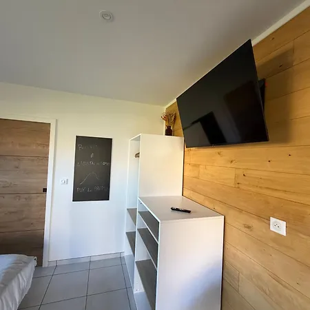 Modernes Avec Terrasse Et Ruisseau Au Pied Des Volcans D Auvergne אכסניה אורסין