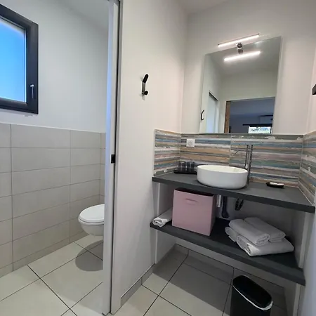 אכסניה Modernes Avec Terrasse Et Ruisseau Au Pied Des Volcans D Auvergne *