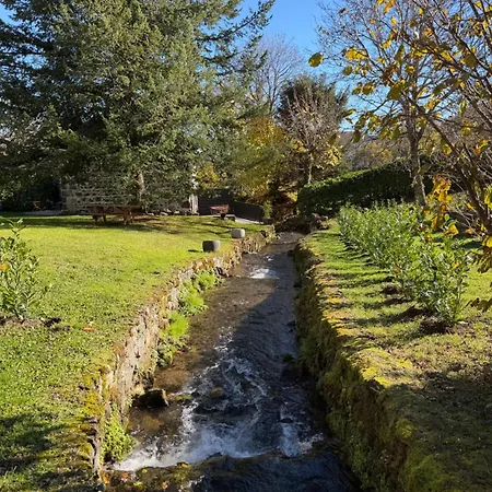 Modernes Avec Terrasse Et Ruisseau Au Pied Des Volcans D Auvergne