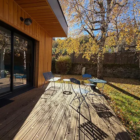 אכסניה Modernes Avec Terrasse Et Ruisseau Au Pied Des Volcans D Auvergne